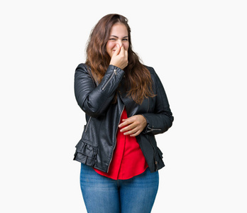 下闻到一些恶臭和恶心的气味,令人无法忍受,用手指捂着鼻子屏住呼吸