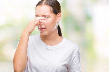 上闻到一些臭味和令人恶心的难以忍受的气味,用手指在鼻子上屏住呼吸