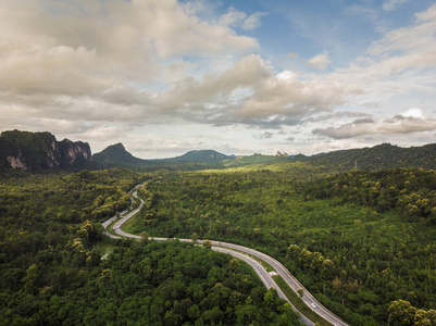 泰国乡村道路绿色森林和乡村之路。上景。无人机的航拍照片。