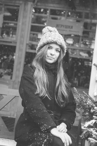美丽的俄罗斯女孩，穿着冬天风格的衣服，在圣诞节的时候走在Tverskaya广场