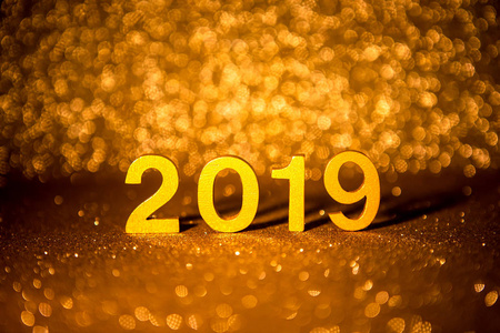 黄金号码2019放置黑暗优雅魅力之夜金色闪光色调背景，2019年新年庆祝概念