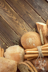 木制桌子上的新鲜烤面包