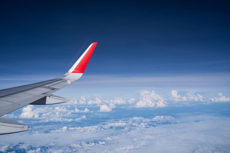 美丽的景色从飞机窗口和蓝天在晴朗的日子，这一次在飞行期间的高度。