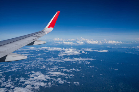 美丽的景色从飞机窗口和蓝天在晴朗的日子，这一次在飞行期间的高度。