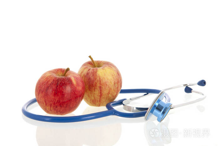 红苹果和医疗听诊器用于白色背景下的保健隔离