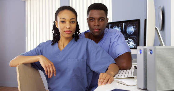 护士站的两个黑人护士坐在电脑前