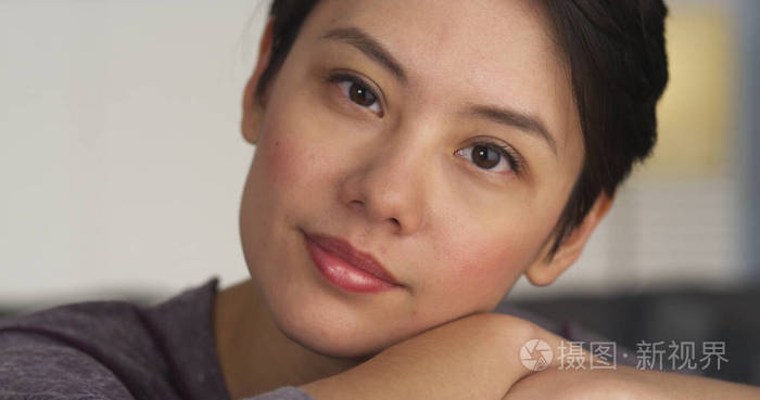 美丽的中国女人看着相机