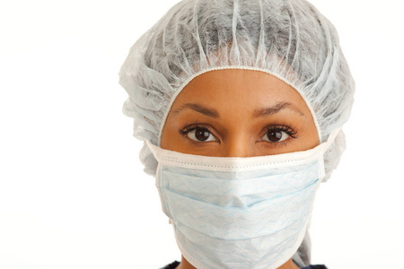 在白色背景下戴上口罩和发网的女外科医生