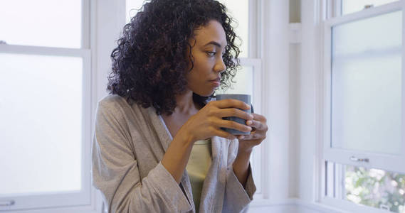 迷人的黑人女人喝酒的肖像美丽的非洲裔美国黑人健身运动员服用自拍照
