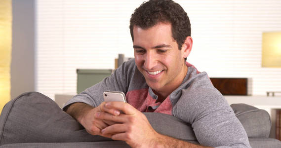 男人高兴地在智能手机上发短信