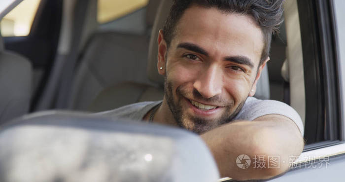 崎岖的墨西哥男人对着镜头微笑