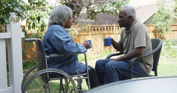 轮椅上的黑女人和丈夫说话
