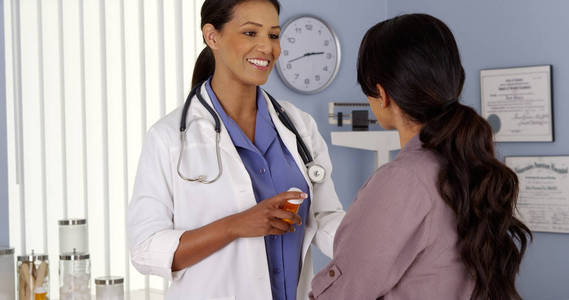 黑人医生向女病人解释处方药