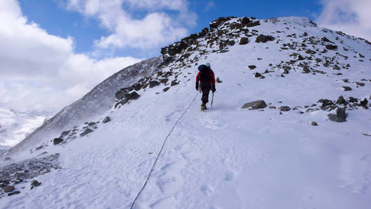 铁轨上白雪皑皑，石堤的路肩上白雪皑皑，田野和树园在后面