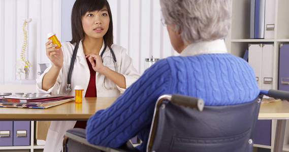 中国医生与老年病人谈论药物问题