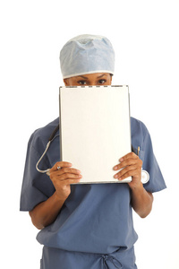 年轻的黑人女外科医生穿着手术服藏在剪贴板后面