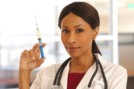 年轻的非洲医生持有注射疫苗的特写镜头