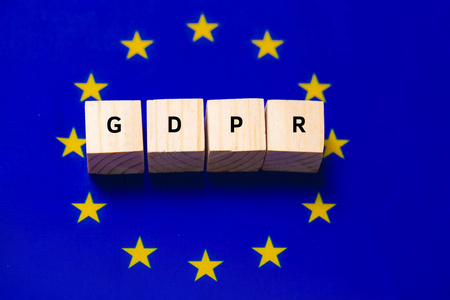 在 eu 标志上的木立方写的 gdpr 字