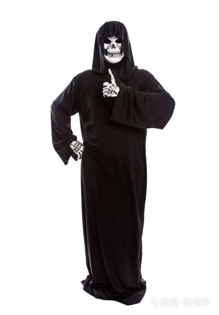 一个骷髅的万圣节服装,戴着一件黑色长袍,白色背景,竖起大拇指