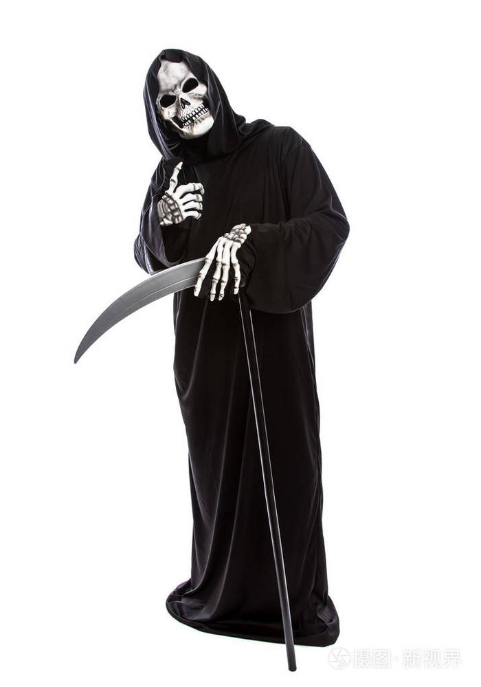 一个骷髅的万圣节服装,戴着一件黑色长袍,白色背景,竖起大拇指