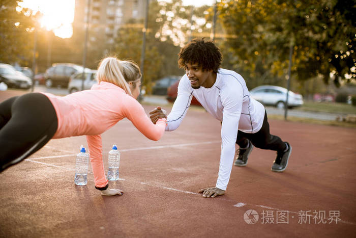 微笑的多种族夫妇在户外锻炼