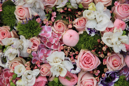 各种粉红色和各种花的婚礼安排