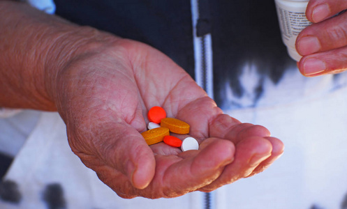 一只手拿着几种药物的特写镜头.照片