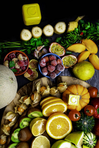 水果和蔬菜中的维生素C。 富含维生素c的天然产品，如橘子柠檬胡椒猕猴桃树叶大蒜香蕉芒果甜瓜浆果南瓜芒果柿