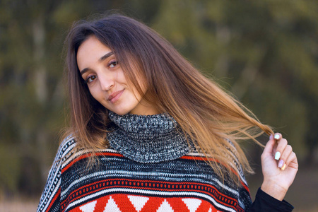 一个穿民族毛衣的女孩的秋日肖像