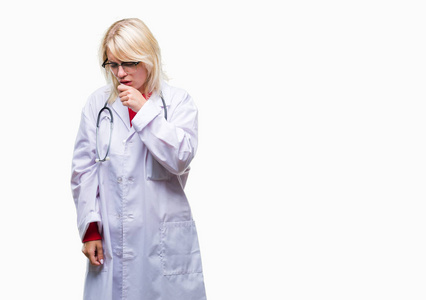 年轻漂亮的金发医生女士穿着医用制服，在孤立的背景下感到不适，咳嗽是感冒或支气管炎的症状。 医疗保健概念。