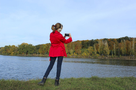 年轻的少女拍照. 自然人instagram概念.