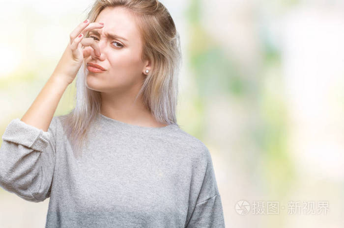 闻到一些臭味和令人恶心的难以忍受的气味用手指在鼻子上屏住呼吸难闻