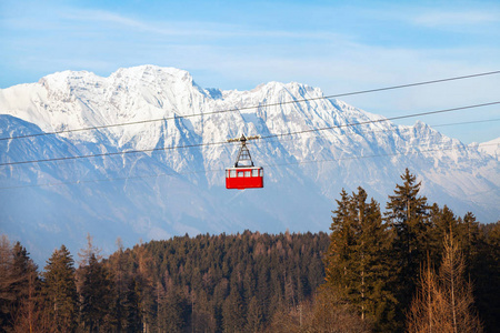 阿尔卑斯山的滑雪电梯，奥地利伊格斯的帕特舍科菲尔美丽的冬季山景