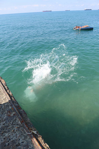 海水飞溅.从潜水中分离出来