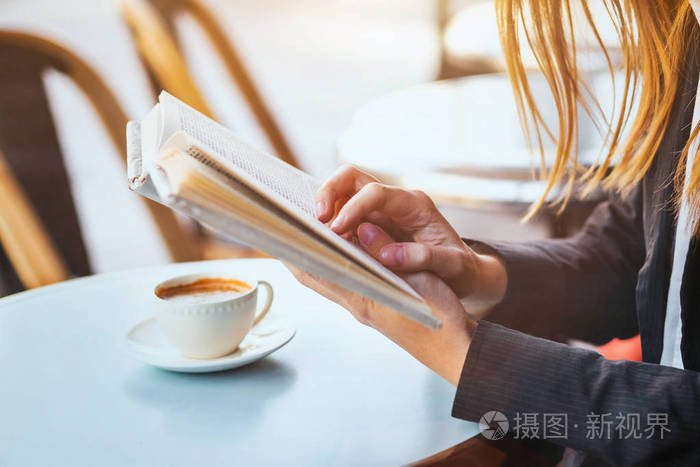 阅读概念亲密的女人手拿书