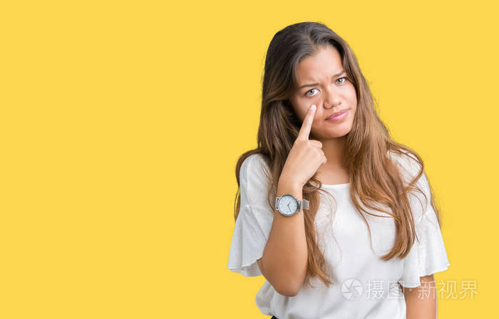 年轻漂亮的黑发商务女性背景偏僻眼睛盯着你的手势可疑的表情