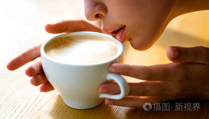 味道很好完美的早晨最好的咖啡女孩闻到香气咖啡杯新鲜的早晨咖啡与