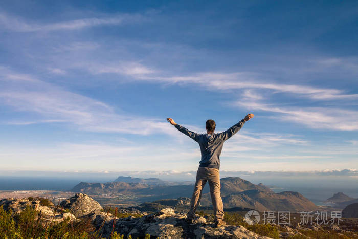 南非开普敦的一名男子举起双手站在桌山顶