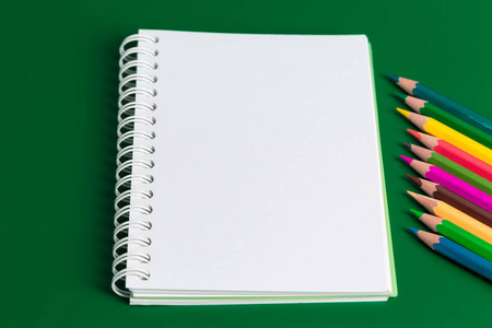 笔记本和彩色铅笔教育理念