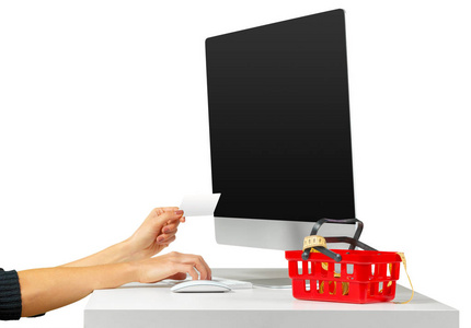 电子商务概念。 电脑显示器屏幕与购物配件