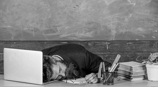 老师的生活筋疲力尽。在工作中睡着了。教育者比普通人更注重工作。高水平的疲劳。劳累的工作学校会导致疲劳。教育家胡子人睡眠桌教室