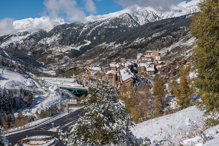 美丽的风景，在一个秋天的早晨，在它的第一次降雪的季节。 你可以看到几乎完成了2019年滑雪世界杯赛道的工作。