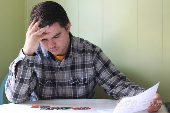 忧心忡忡的学生年轻帅气的学生男生在大学考试时神情紧张紧张搓着