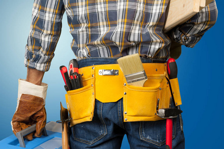 男性建筑工人带工具