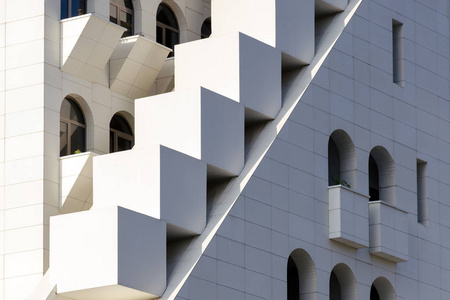 建筑中形式和形状的混合,立面建筑的一部分,不寻常的几何外部复杂结构