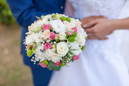 婚礼花束，包括红桃玫瑰山谷百合迷你玫瑰桉树沙比奥沙和常春藤