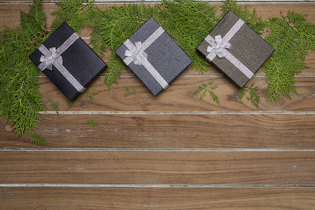 圣诞装饰2019礼盒和松树枝在乡村木制背景下，为节日概念，新年快乐和圣诞节假期。 顶部视图和平躺复制空间的文本