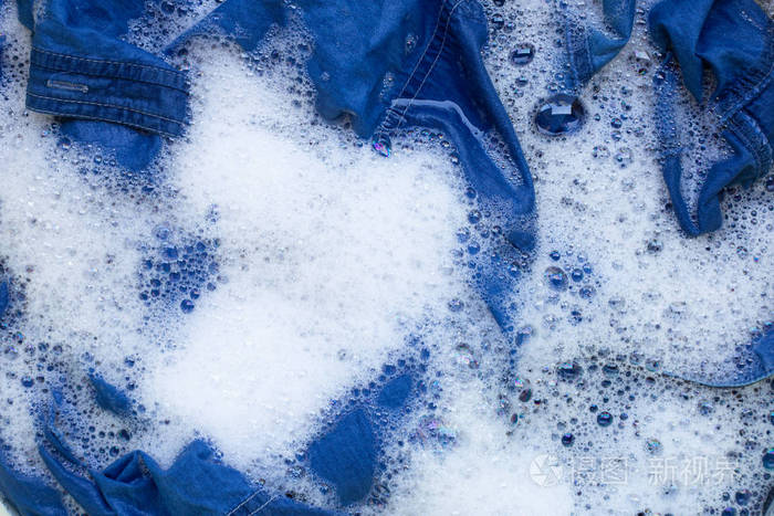 洗牛仔裤衬衫湿透了