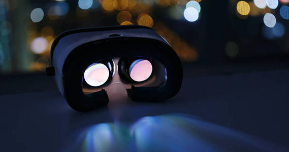虚拟现实设备夜间在里面播放视频