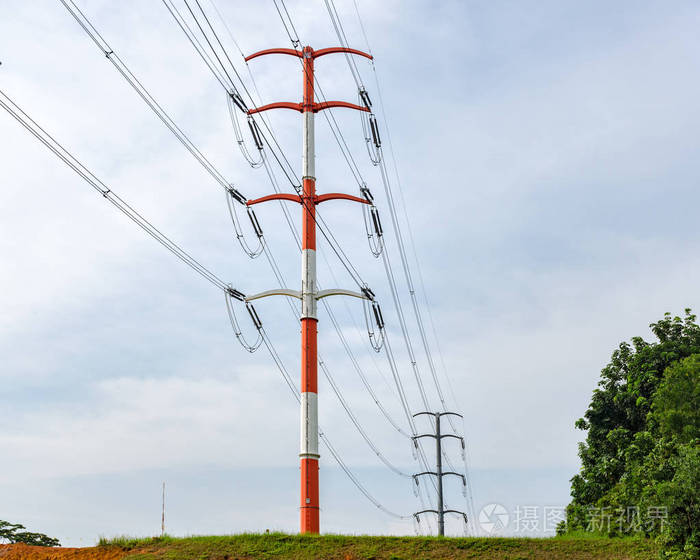 电线杆与天空电力线相连